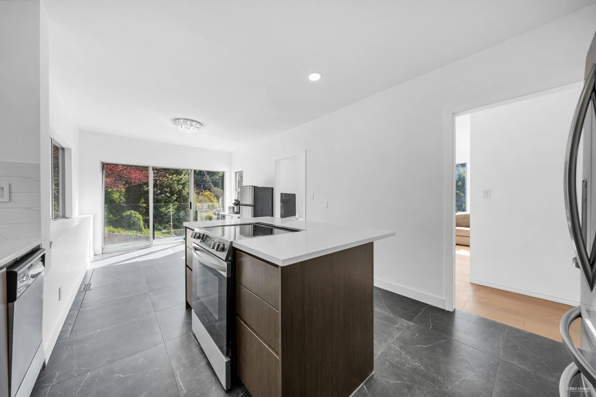 Walk-In Closet Photo of 4809 Northwood Place, West Vancouver, BC