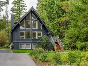 16 Garibaldi Drive, Whistler, BC, Alpine Meadows — 4 bed single family residence for sale