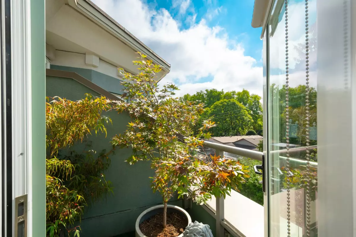 Dining Area Photo of 420 3440 W Broadway, Vancouver, BC