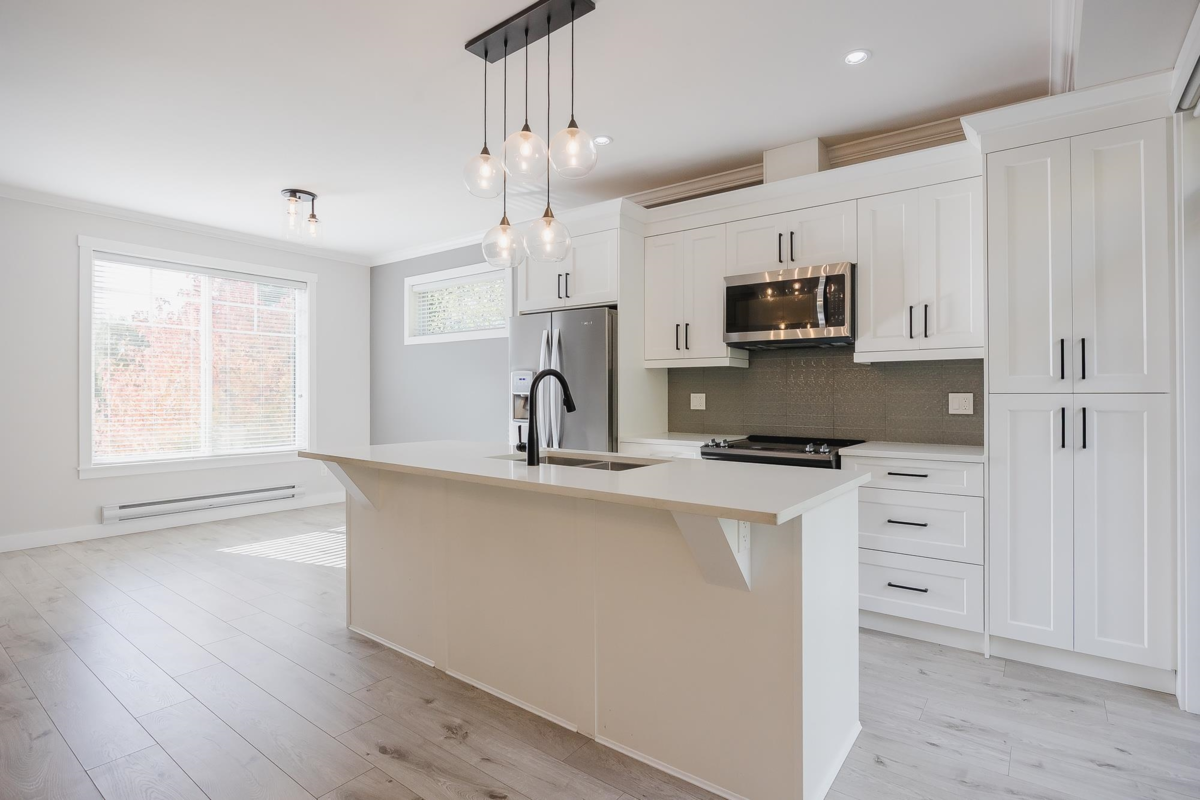 Family Room Photo of 1 19299 64 Avenue, Surrey, BC