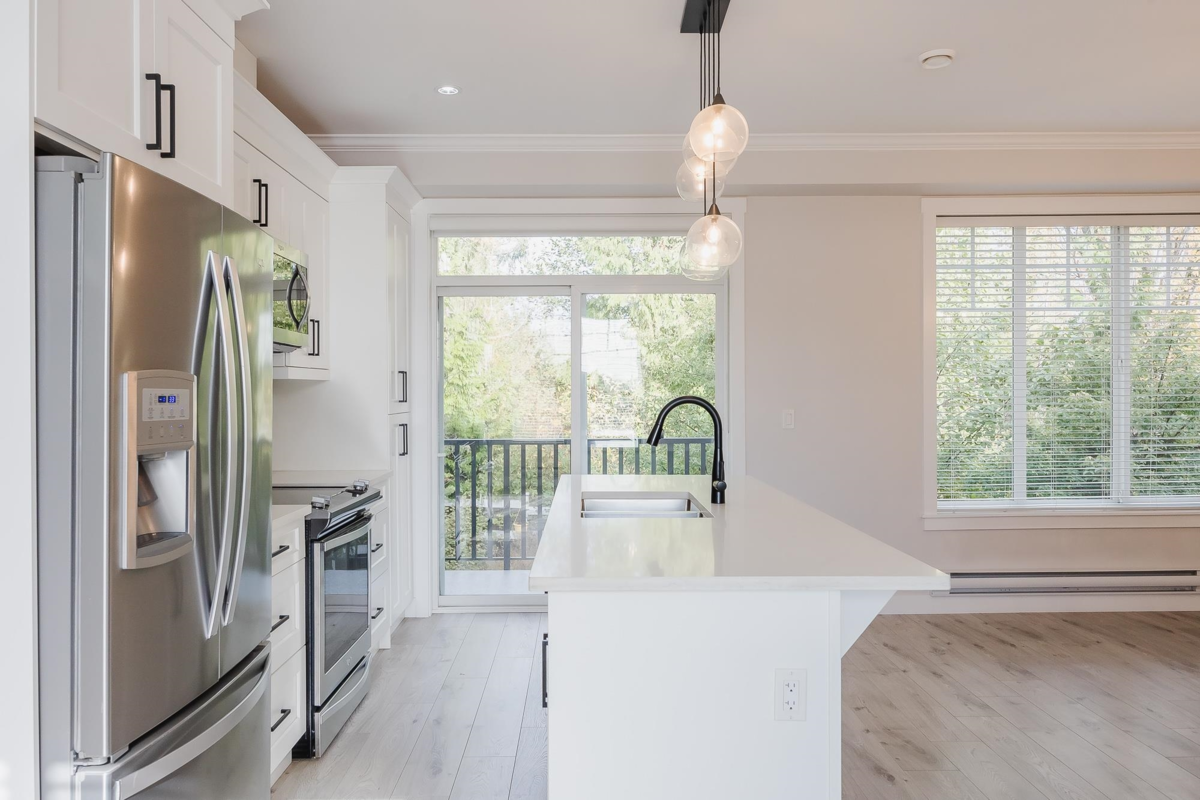 Kitchen Island Photo of 1 19299 64 Avenue, Surrey, BC
