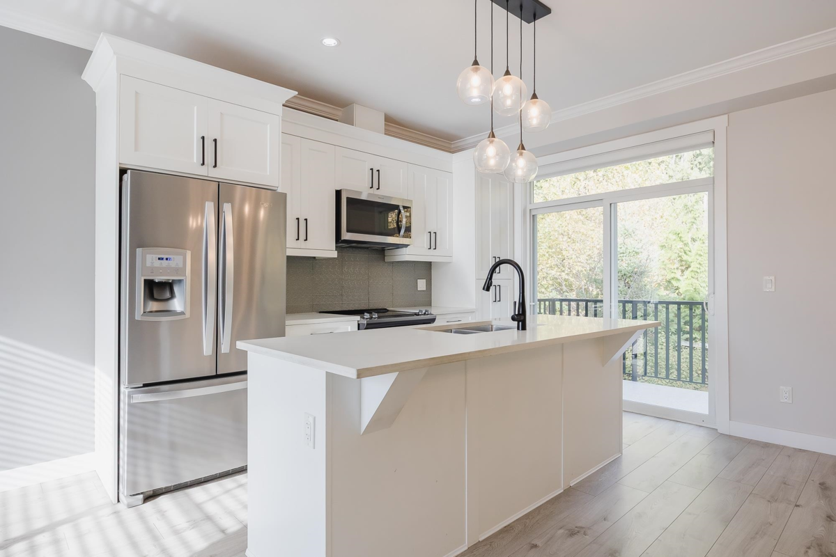 Kitchen Photo of 1 19299 64 Avenue, Surrey, BC
