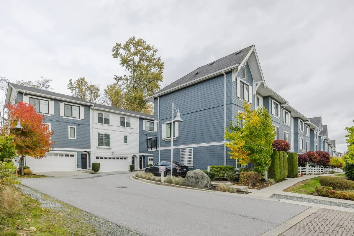 Living Room Photo of 1 19299 64 Avenue, Surrey, BC