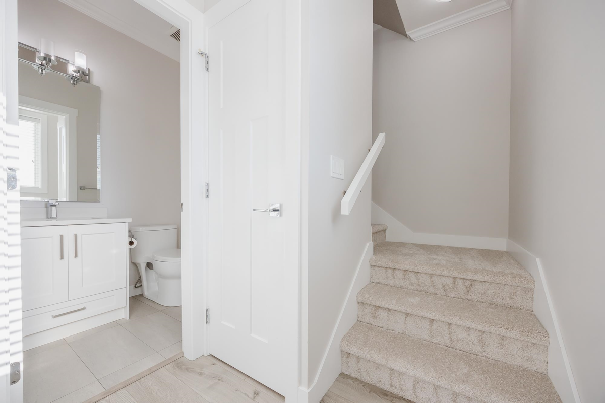 Walk-In Closet Photo of 1 19299 64 Avenue, Surrey, BC