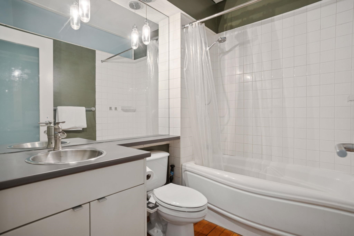 Kitchen Island Photo of 204 310 Water Street, Vancouver, BC