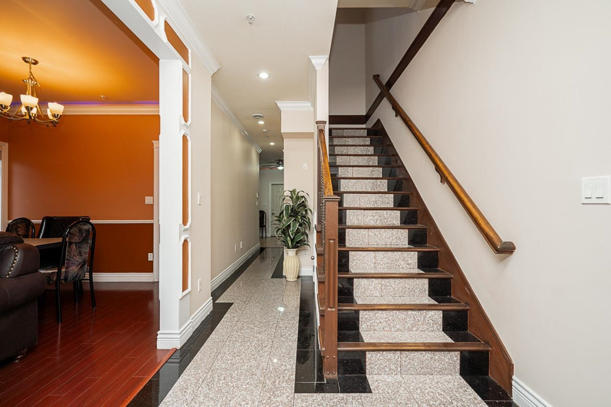 Dining Area Photo of 528 Sixteen Street, New Westminster, BC