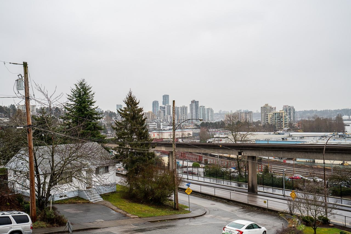 Entry Foyer Photo of 528 Sixteen Street, New Westminster, BC