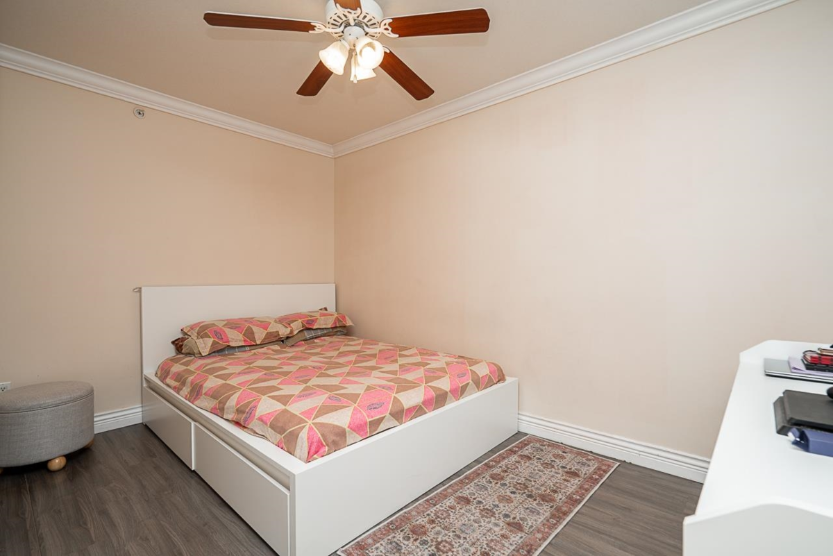 Front Yard Photo of 528 Sixteen Street, New Westminster, BC