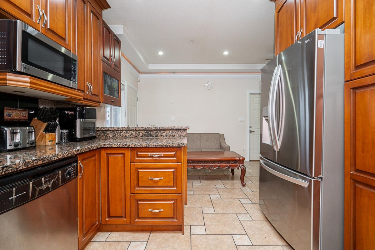 Guest Bathroom Photo of 528 Sixteen Street, New Westminster, BC