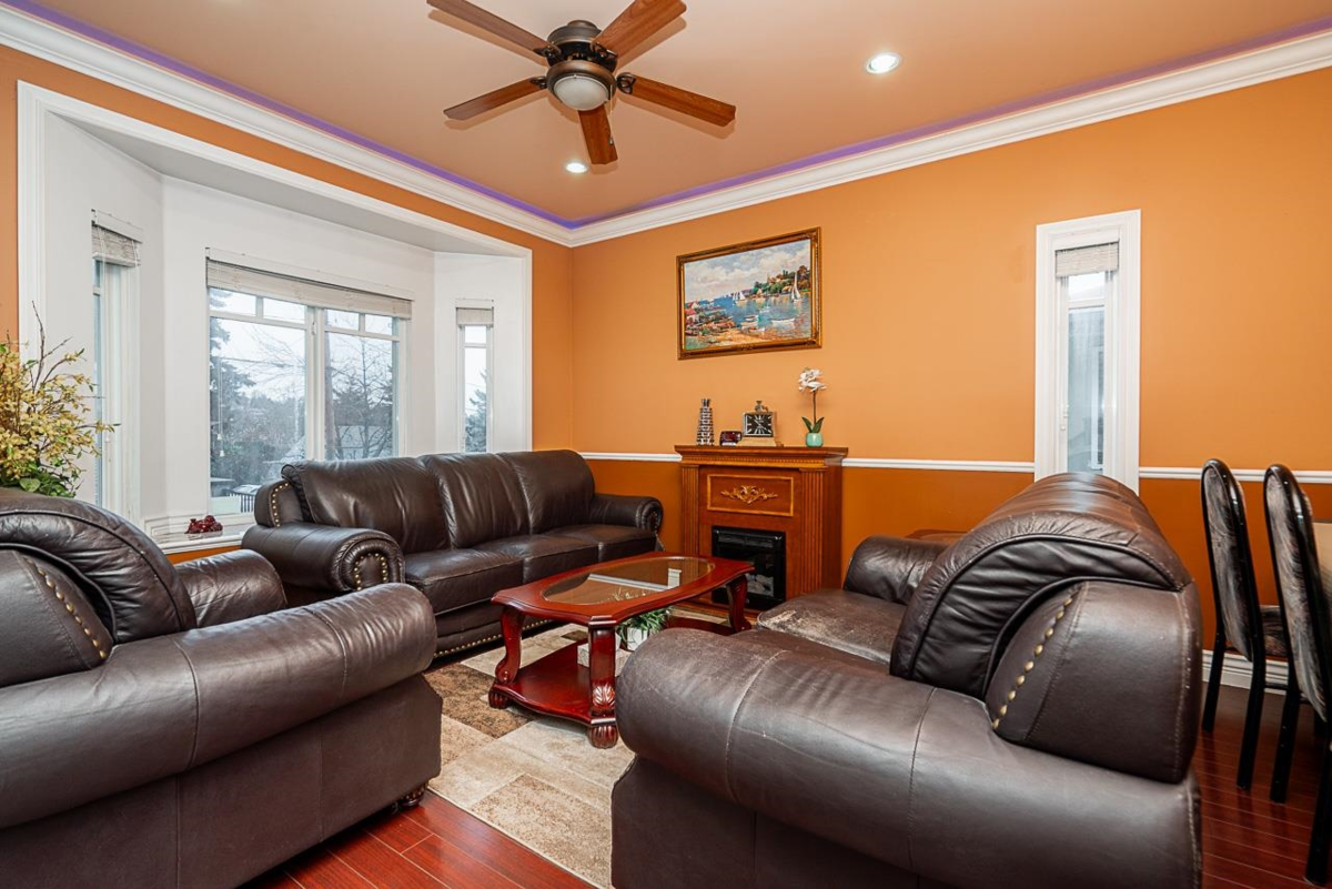 Kitchen Island Photo of 528 Sixteen Street, New Westminster, BC