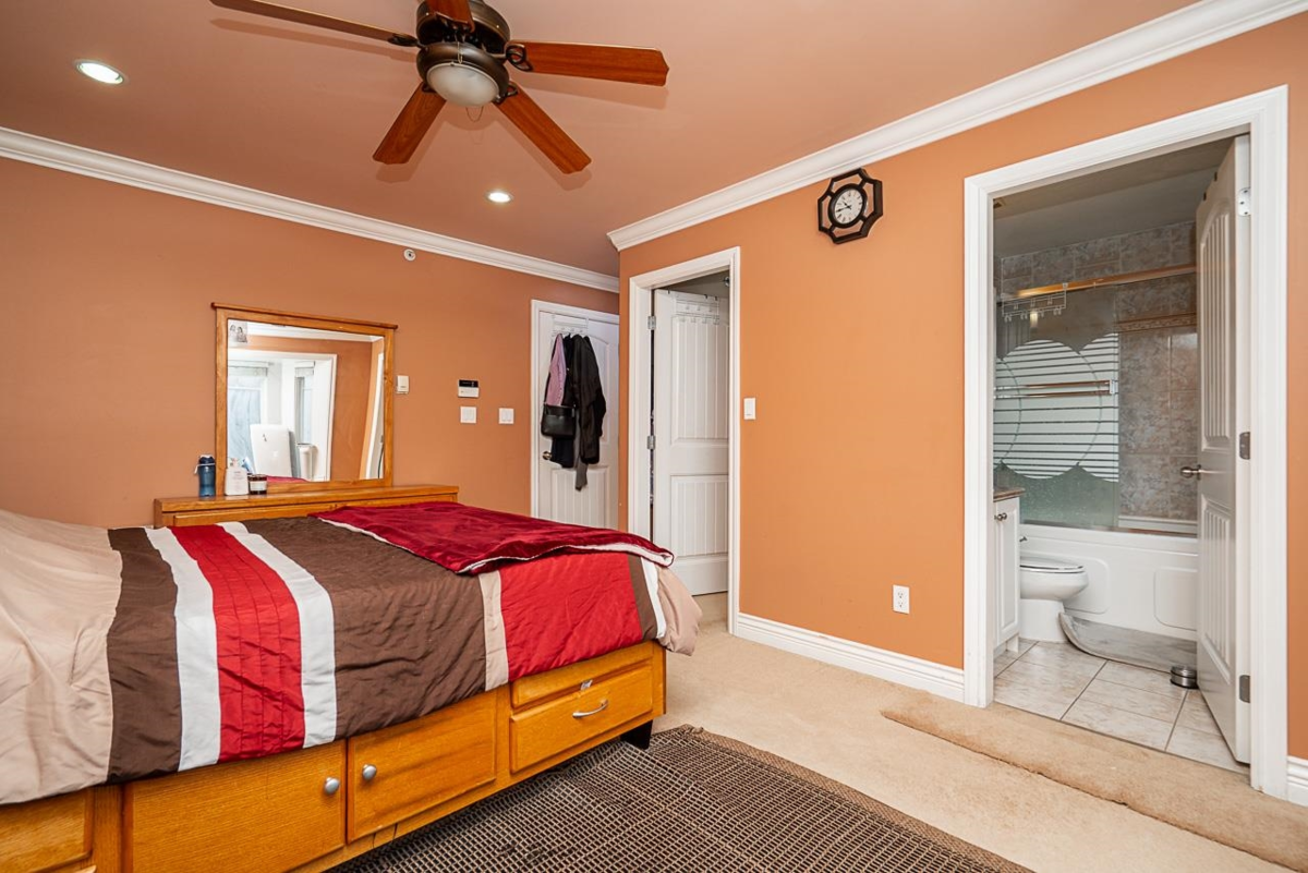 Laundry Room Photo of 528 Sixteen Street, New Westminster, BC