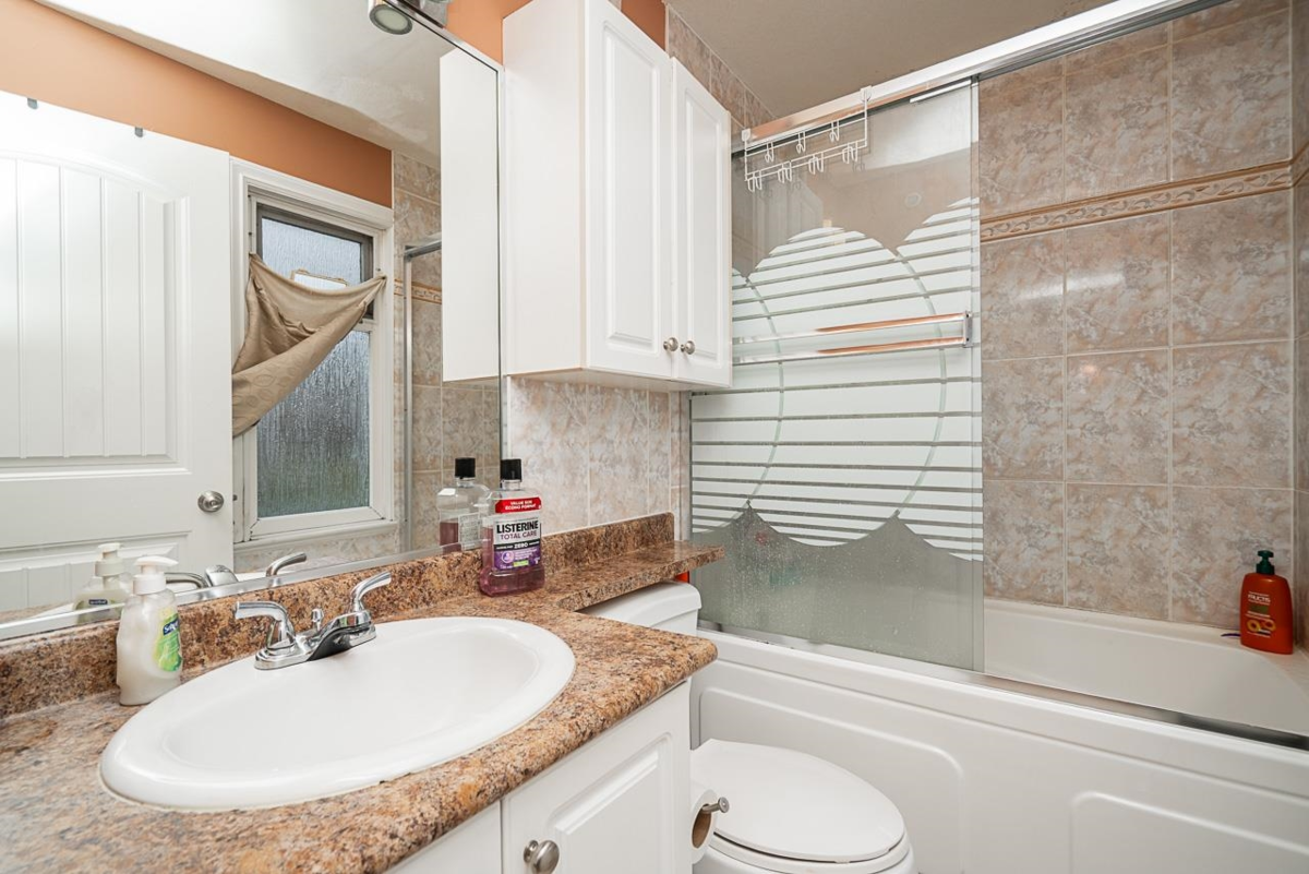 Mudroom Photo of 528 Sixteen Street, New Westminster, BC