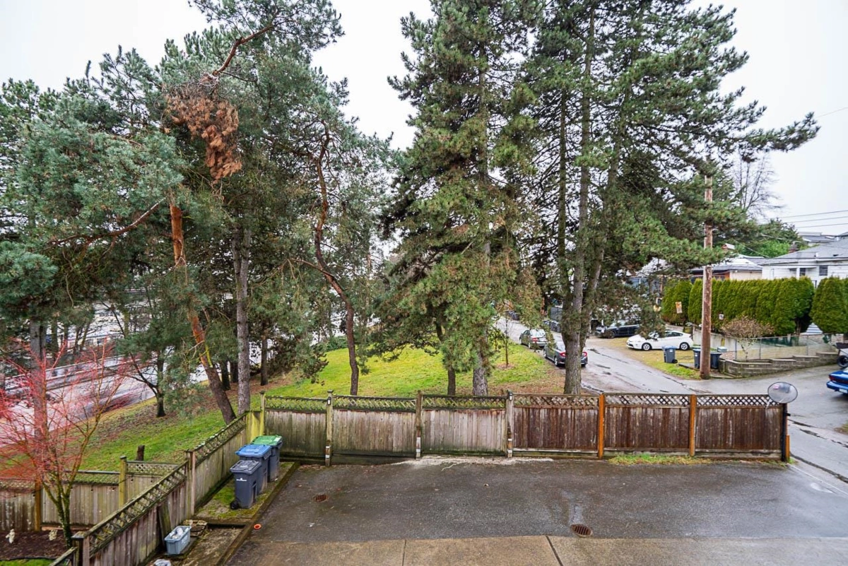 Outdoor Kitchen Photo of 528 Sixteen Street, New Westminster, BC