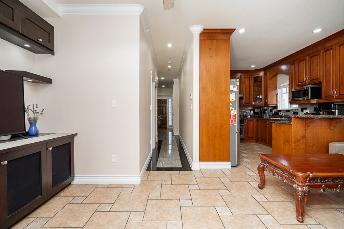 Powder Room Photo of 528 Sixteen Street, New Westminster, BC