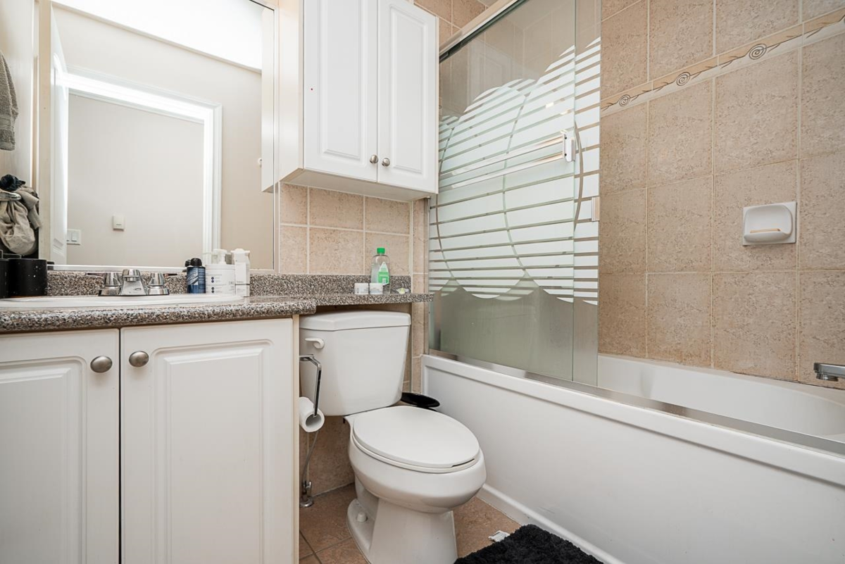 Swimming Pool Photo of 528 Sixteen Street, New Westminster, BC