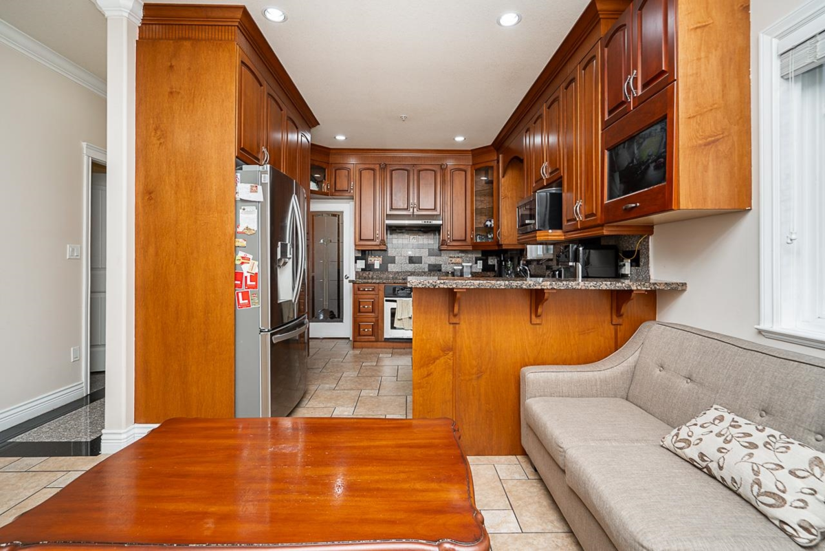 Walk-In Closet Photo of 528 Sixteen Street, New Westminster, BC