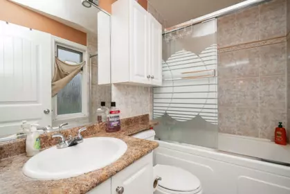 Mudroom Photo of 528 Sixteen Street, New Westminster, BC