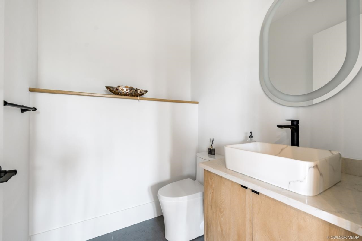 Entry Foyer Photo of 1 2124 Renfrew Street, Vancouver, BC