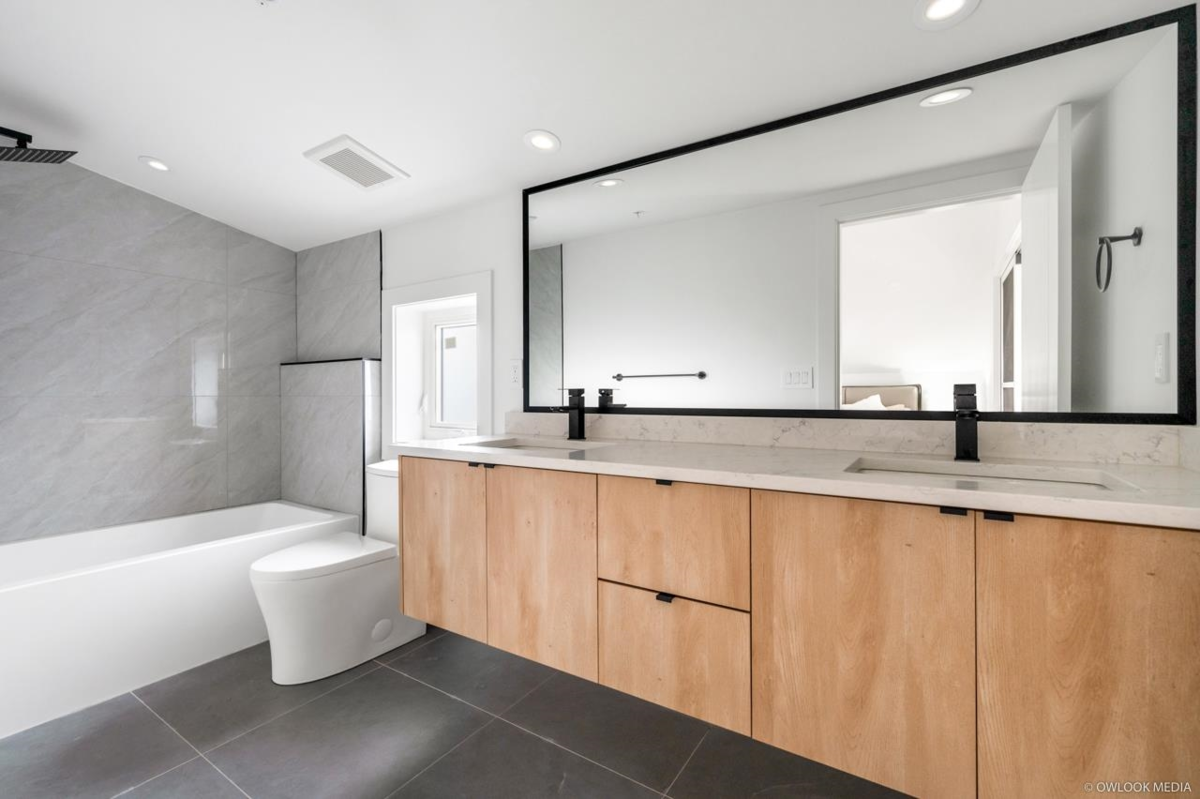 Primary Bathroom Photo of 1 2124 Renfrew Street, Vancouver, BC