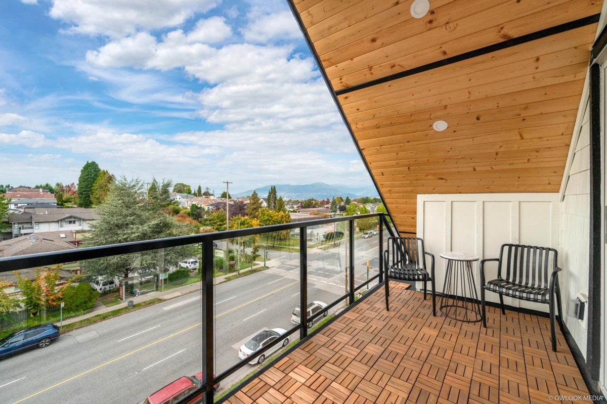Walk-In Closet Photo of 1 2124 Renfrew Street, Vancouver, BC