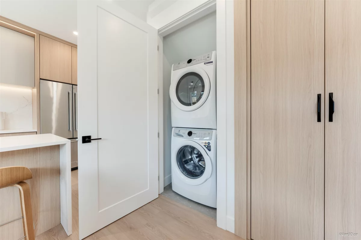 Guest Bathroom Photo of 2 3121 E 46th Avenue, Vancouver, BC