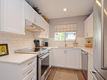 Kitchen Island Photo of 2136 Eastern Avenue, North Vancouver, BC