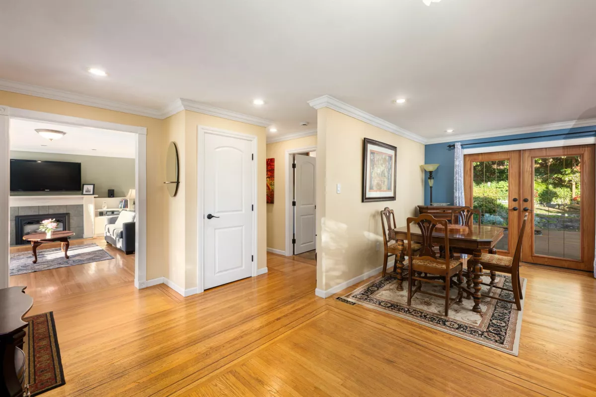 Breakfast Nook Photo of 3658 Loraine Avenue, North Vancouver, BC