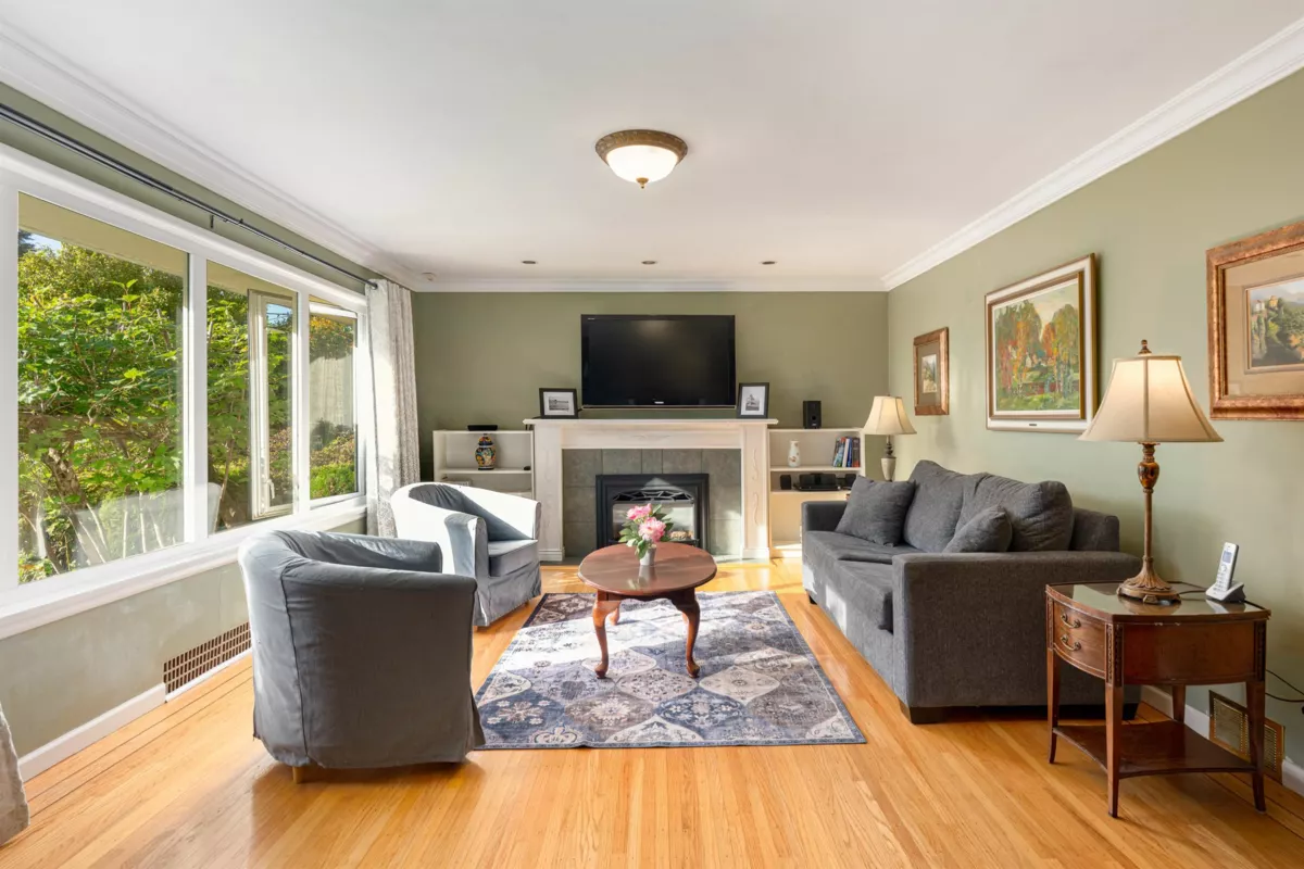 Dining Area Photo of 3658 Loraine Avenue, North Vancouver, BC