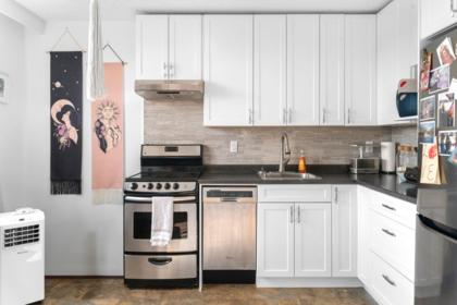Kitchen Island Photo of 706 145 St. Georges Avenue, North Vancouver, BC