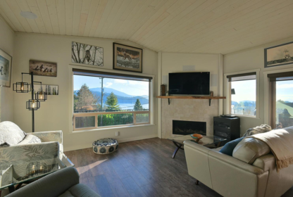 Breakfast Nook Photo of 659 Gibsons Way, Gibsons, BC