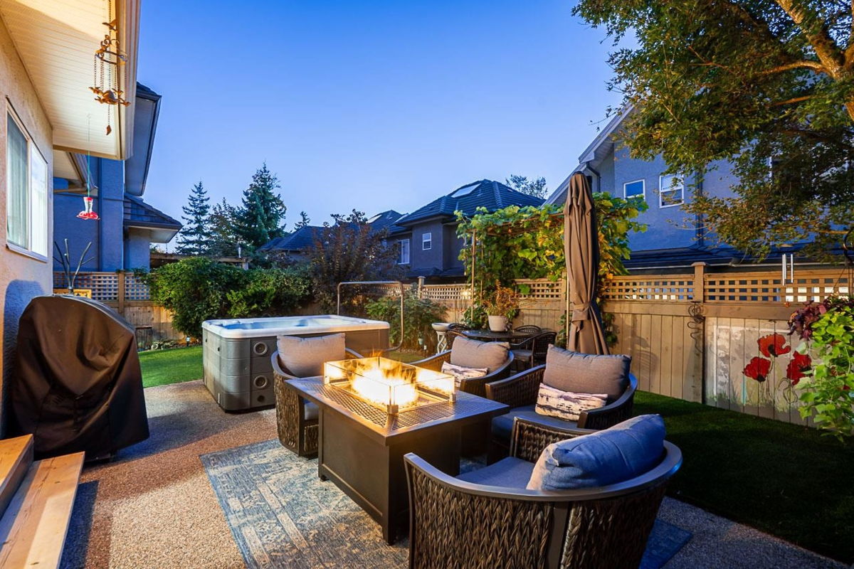 Swimming Pool Photo of 35 3363 Rosemary Heights Crescent, Surrey, BC