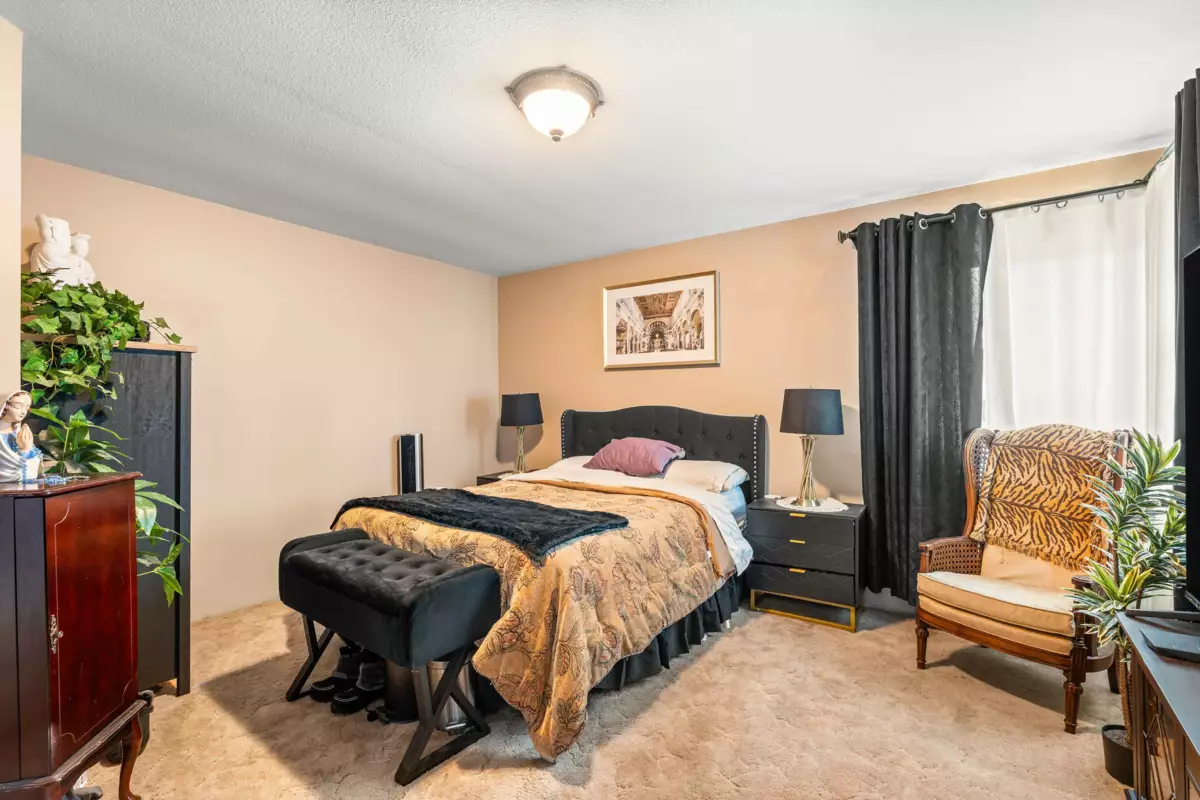 Kitchen Island Photo of 12019 206 Street, Maple Ridge, BC
