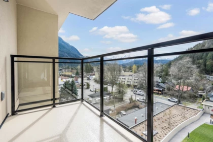 Entry Foyer Photo of 702 120 Esplanade Avenue, Harrison Hot Springs, BC