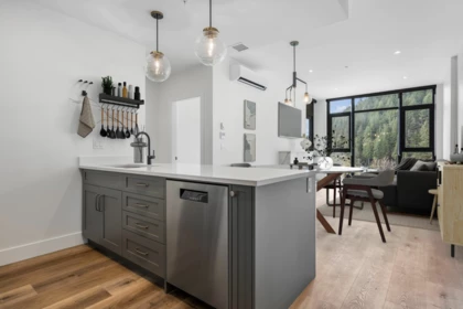 702 120 Esplanade Avenue, Harrison Hot Springs, BC, Harrison Hot Springs — Apartment/Condo for sale