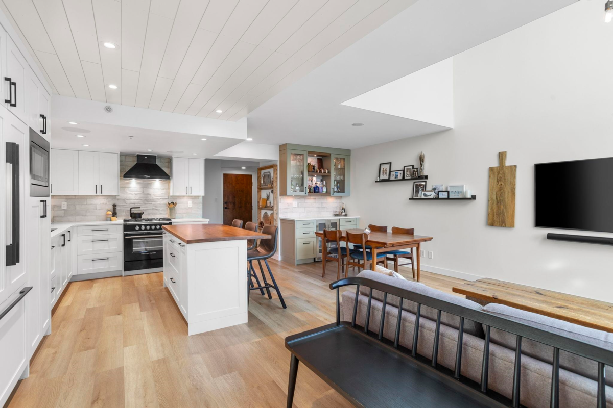 Dining Area Photo of TH2 168 E Esplanade Avenue, North Vancouver, BC