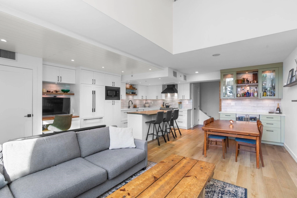 Kitchen Photo of TH2 168 E Esplanade Avenue, North Vancouver, BC