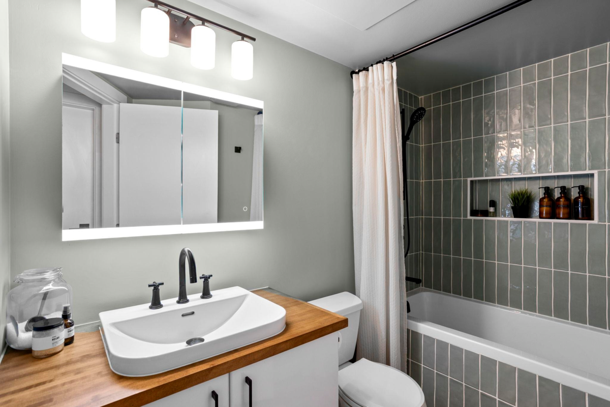 Laundry Room Photo of TH2 168 E Esplanade Avenue, North Vancouver, BC