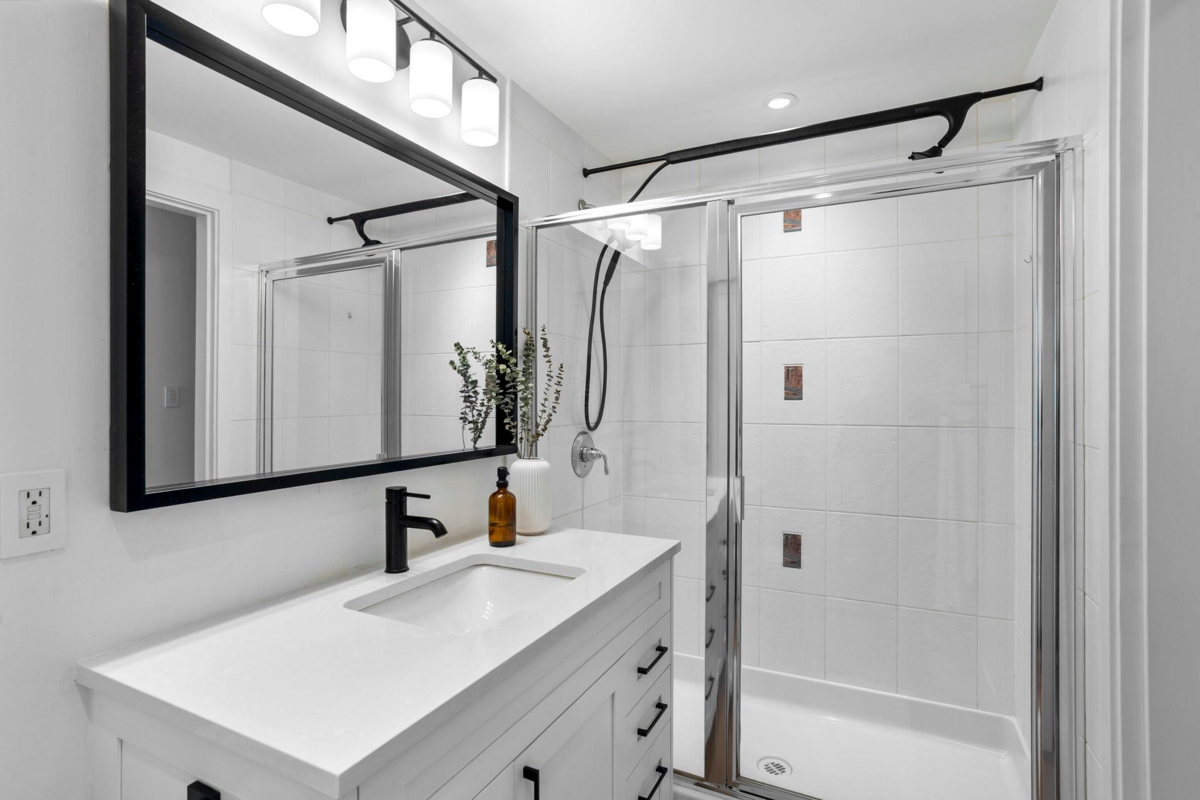 Outdoor Patio Photo of TH2 168 E Esplanade Avenue, North Vancouver, BC