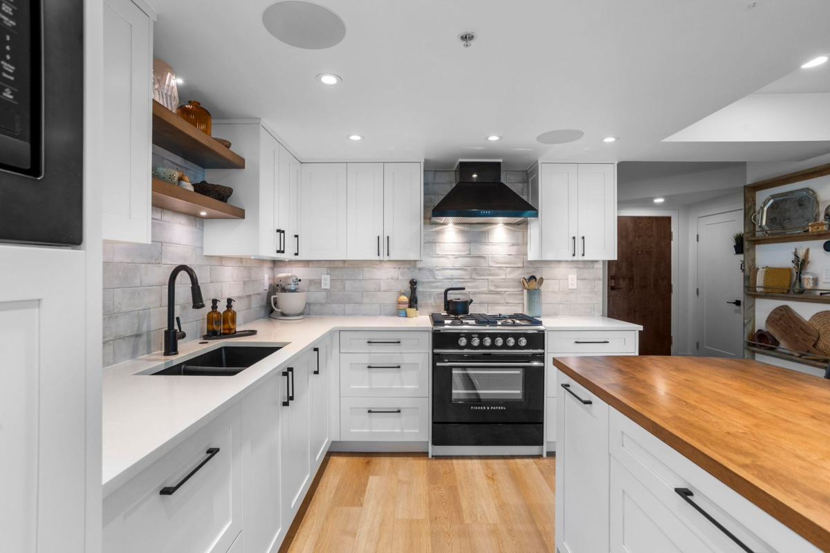 Walk-In Closet Photo of TH2 168 E Esplanade Avenue, North Vancouver, BC