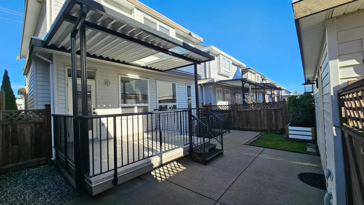 Front Yard Photo of 19478 72 Avenue, Surrey, BC