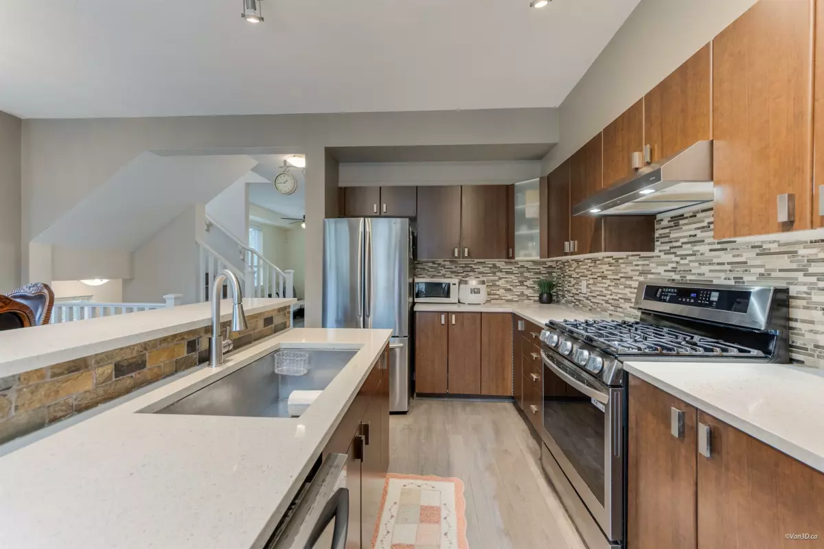 Kitchen Island Photo of 1 2200 Panorama Drive, Port Moody, BC
