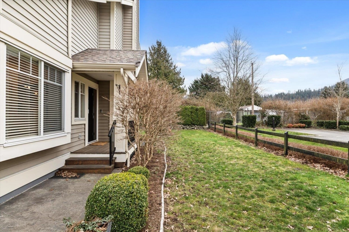 Living Room Photo of 32 45550 Shawnigan Crescent, Chilliwack, BC