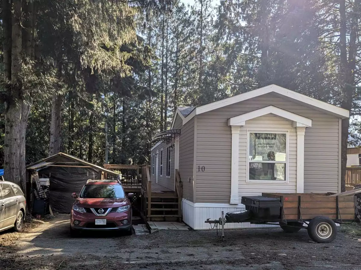 Family Room Photo of 10 52604 Yale Road, Rosedale, BC