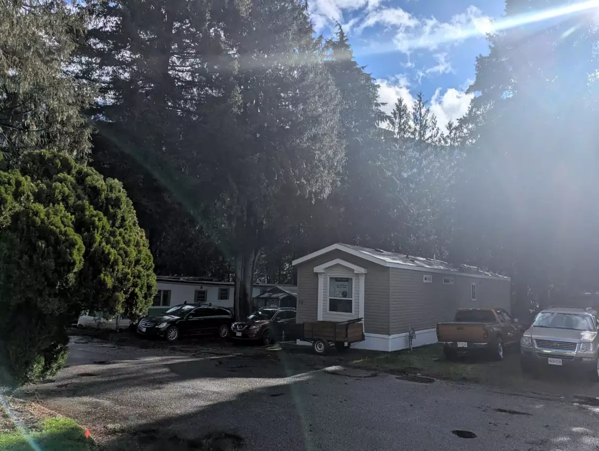 Kitchen Island Photo of 10 52604 Yale Road, Rosedale, BC