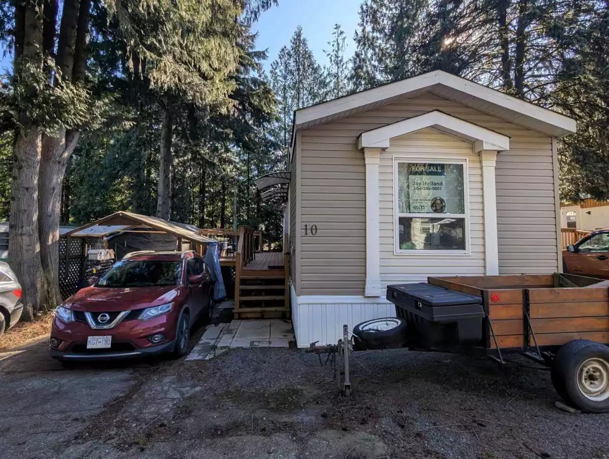 Living Room Photo of 10 52604 Yale Road, Rosedale, BC