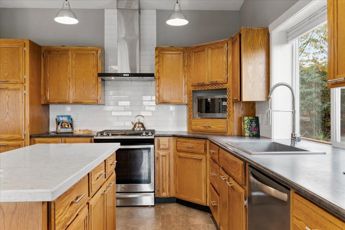 Breakfast Nook Photo of 46455 Uplands Road, Chilliwack, BC