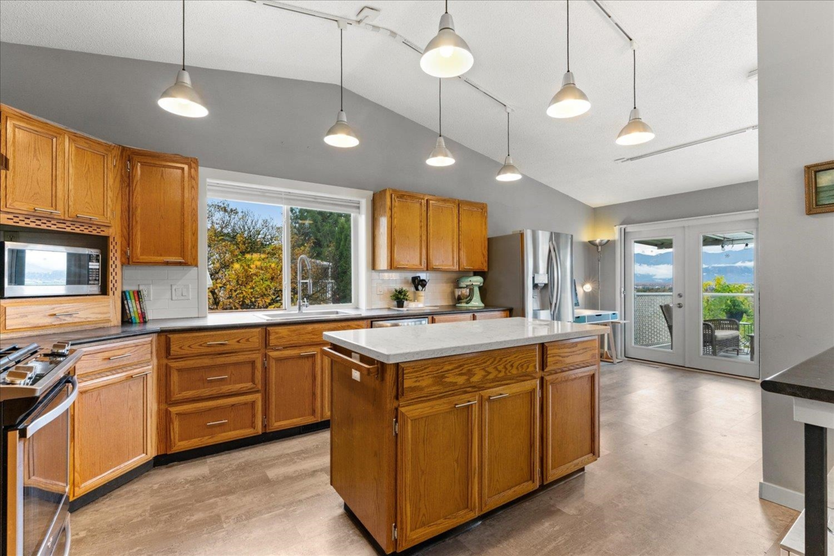 Primary Bathroom Photo of 46455 Uplands Road, Chilliwack, BC