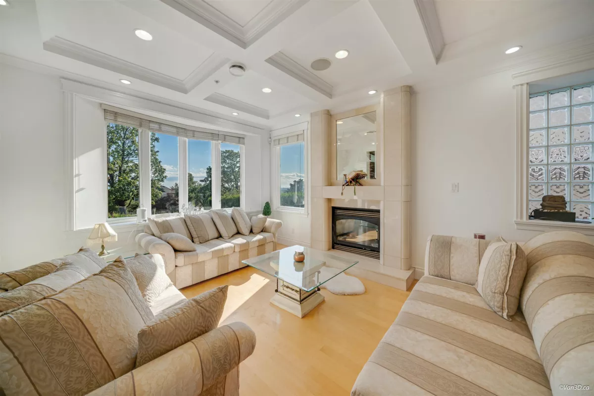 Kitchen Island Photo of 2177 Bonaccord Drive, Vancouver, BC