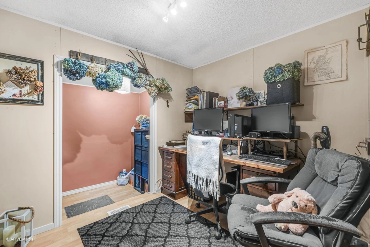 Swimming Pool Photo of 24971 24 Avenue, Langley, BC