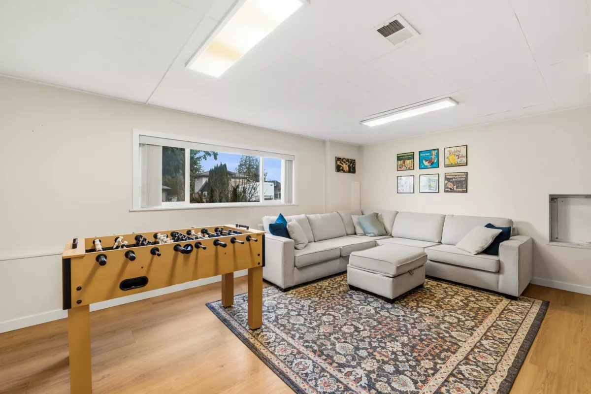 Entry Foyer Photo of 11516 97 Avenue, Surrey, BC